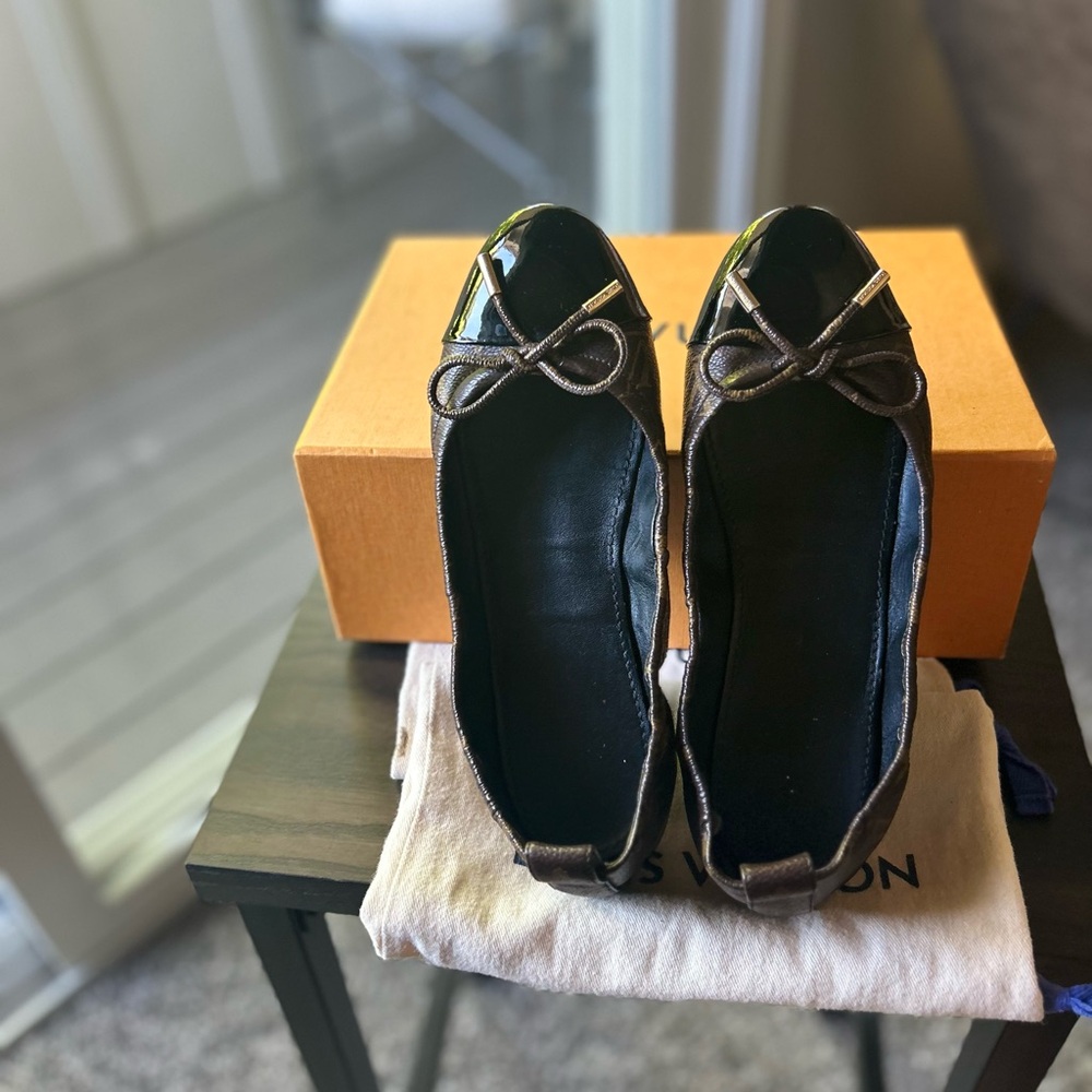 Louis Vuitton Black and Brown Flats for Effortless Style - Picture 3 of 9